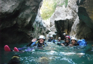 Grupo descendiendo barrancos
